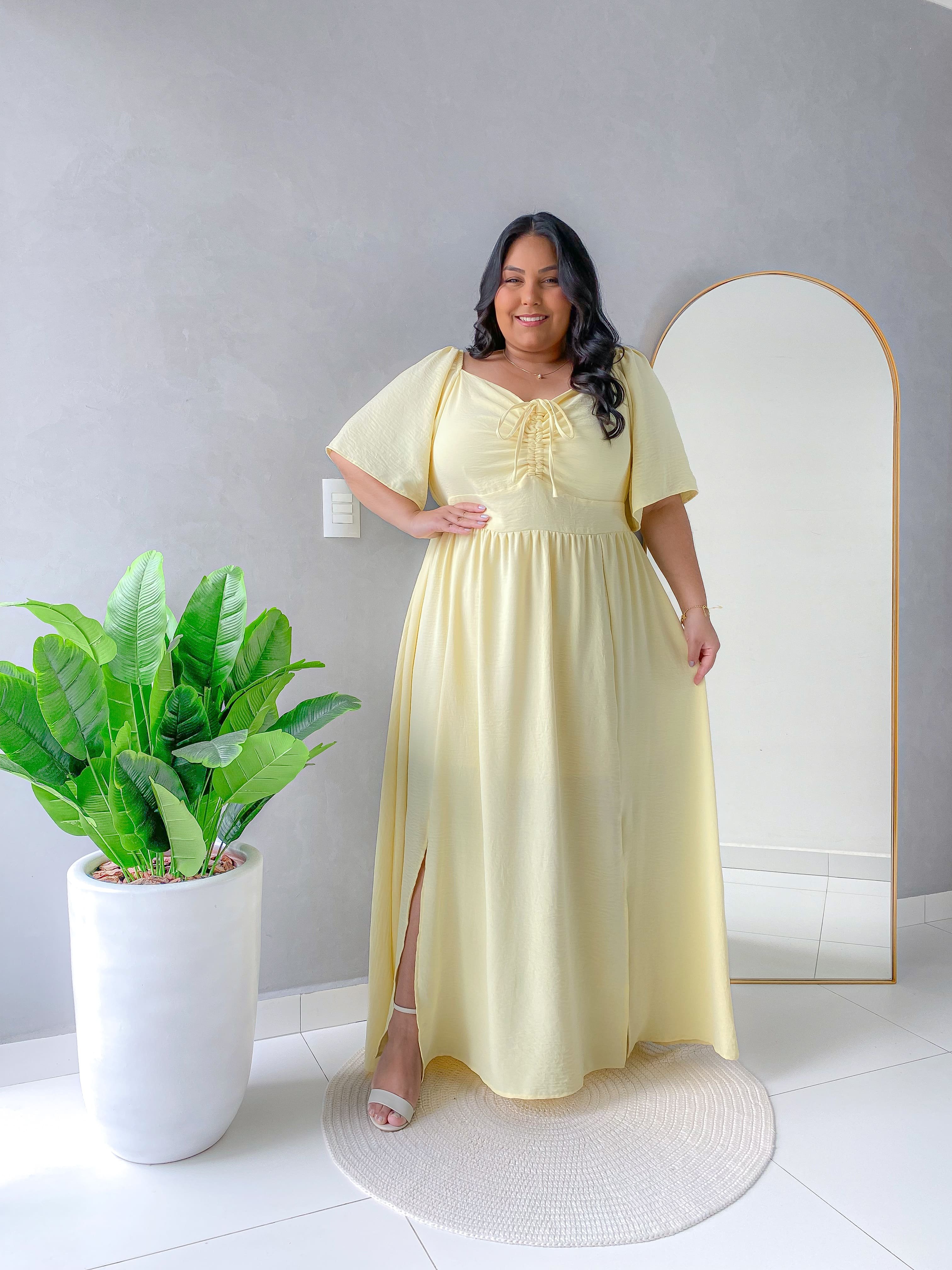 Vestido longo Amarelo Manteiga com regulagem no busto, lastex na