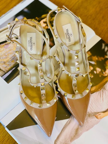 Sapato VALENTINO ROCKSTUD | Fê Scarambone Desapega