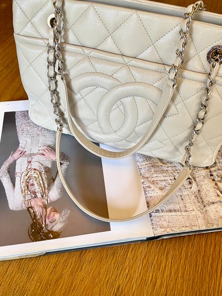 chanel white chain bolsa