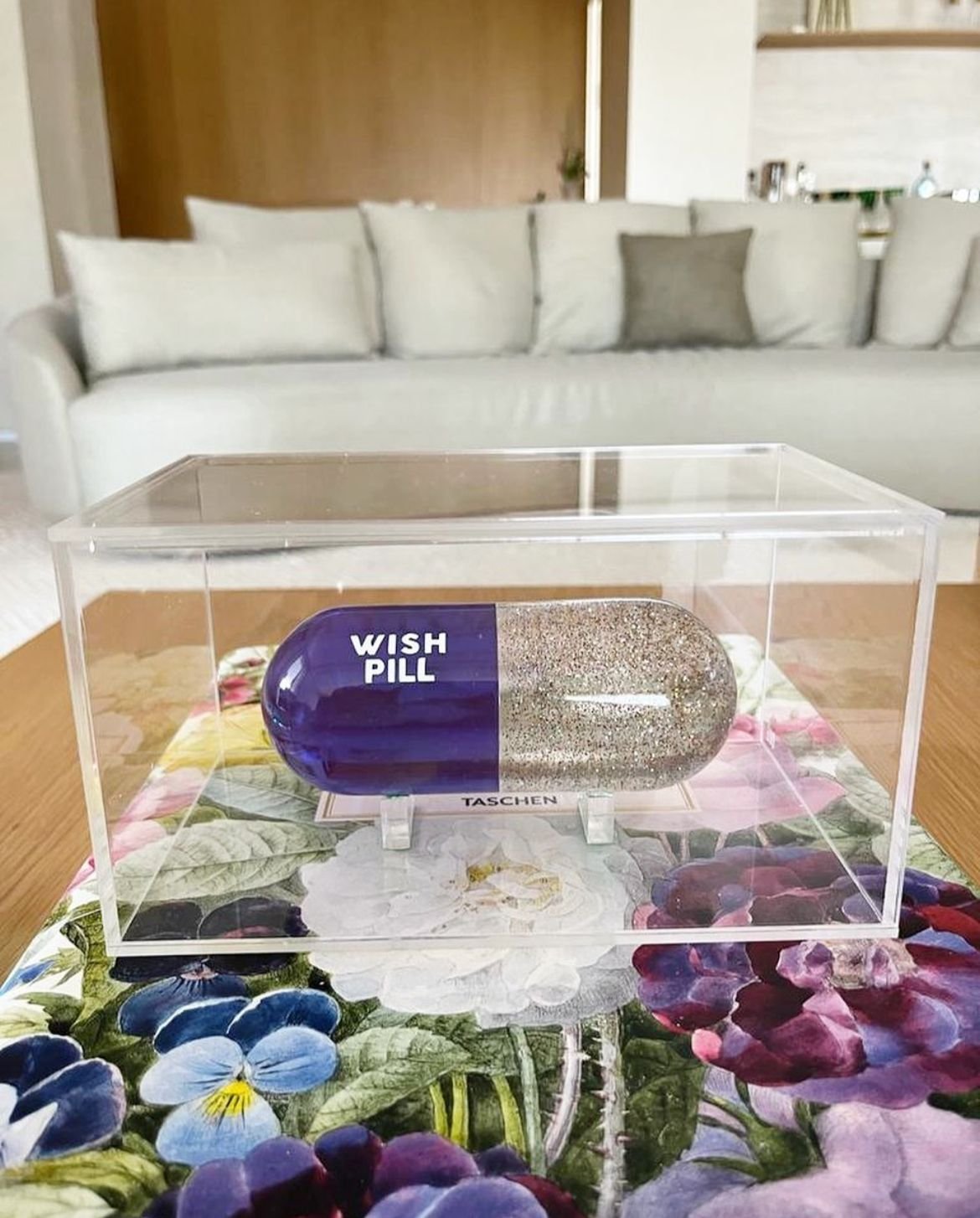 GLITTER PILL na caixa de acrílico OUI ART