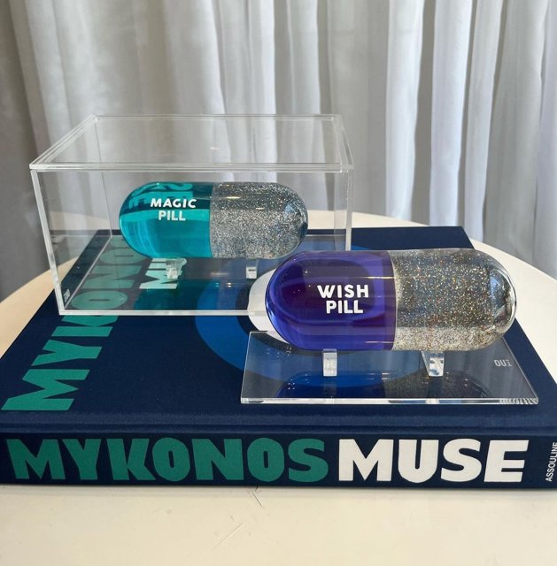 GLITTER PILL na caixa de acrílico OUI ART