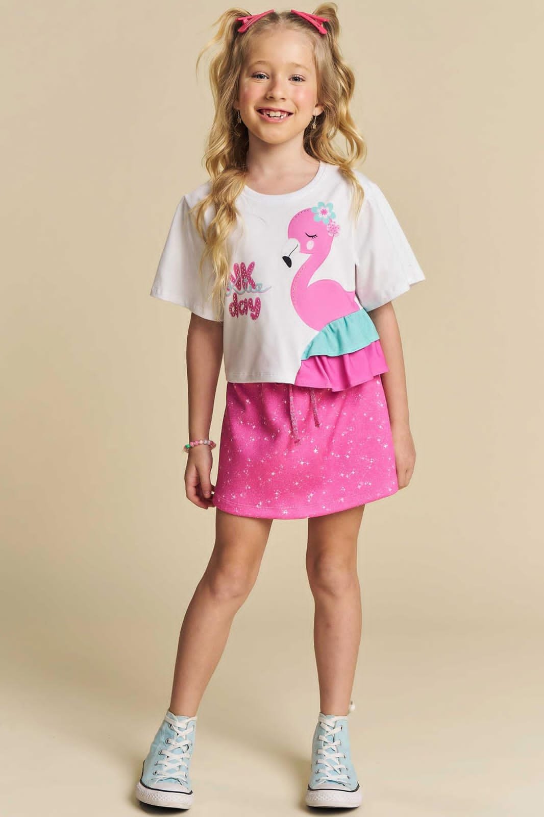 Conjunto Blusa Boxy Over Branca com Estampa de Flamingos e Short