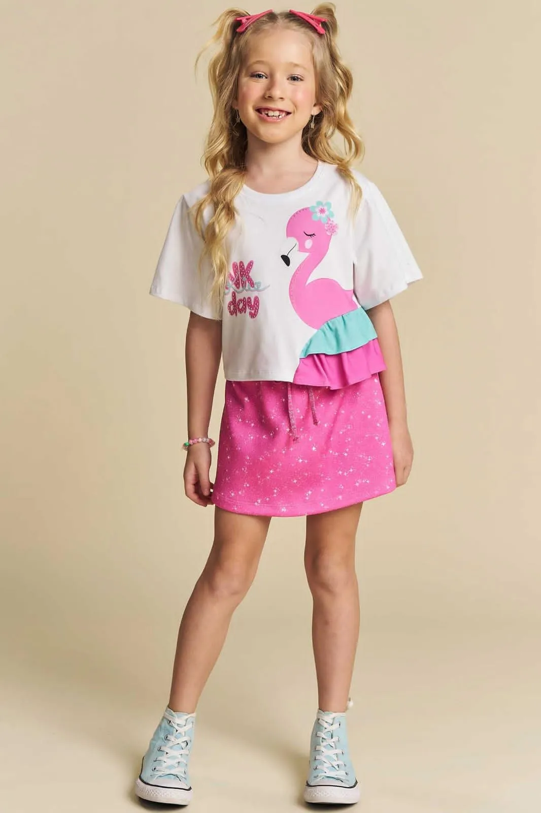 Conjunto Blusa Boxy Over Branca com Estampa de Flamingos e Short