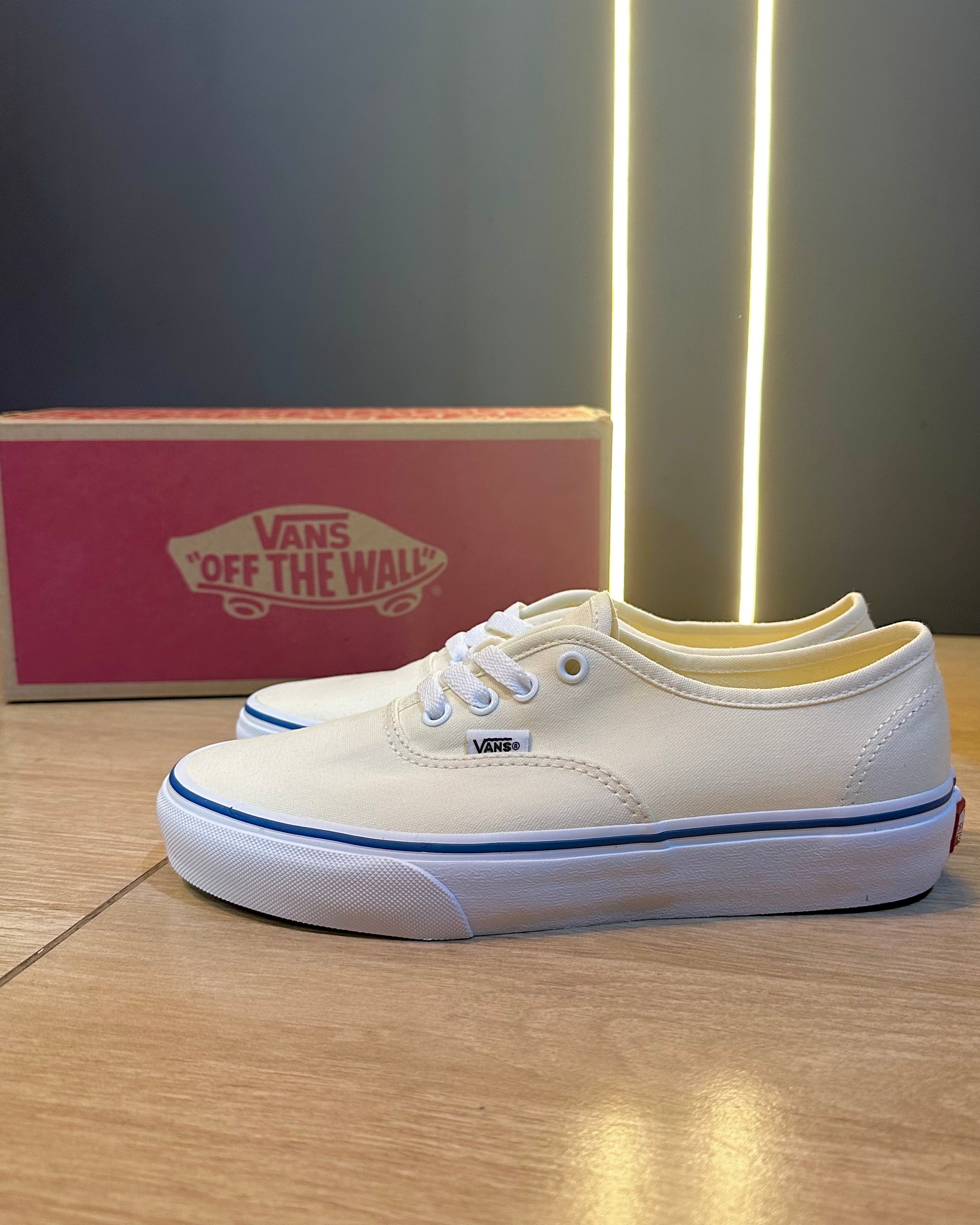 Vans Classic Authentic Branco Vans Classic Feminino Old Skool - Main Image