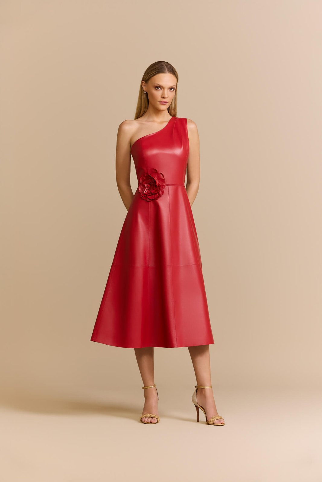 Vestido de um ombro só s/ flor