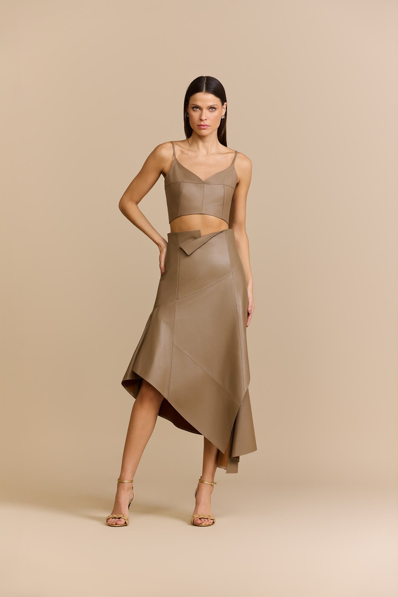 Saia assimétrica em couro Liziane Richter Moda em Couro