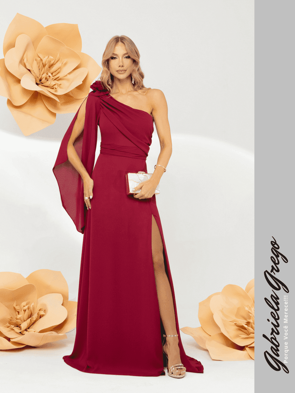 Vestido de Festa Longo Marsala Com Flor no Ombro e Fenda na Saia