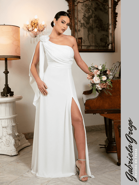 Vestido de Noiva Longo Off White Com Flor no Ombro e Fenda na Saia