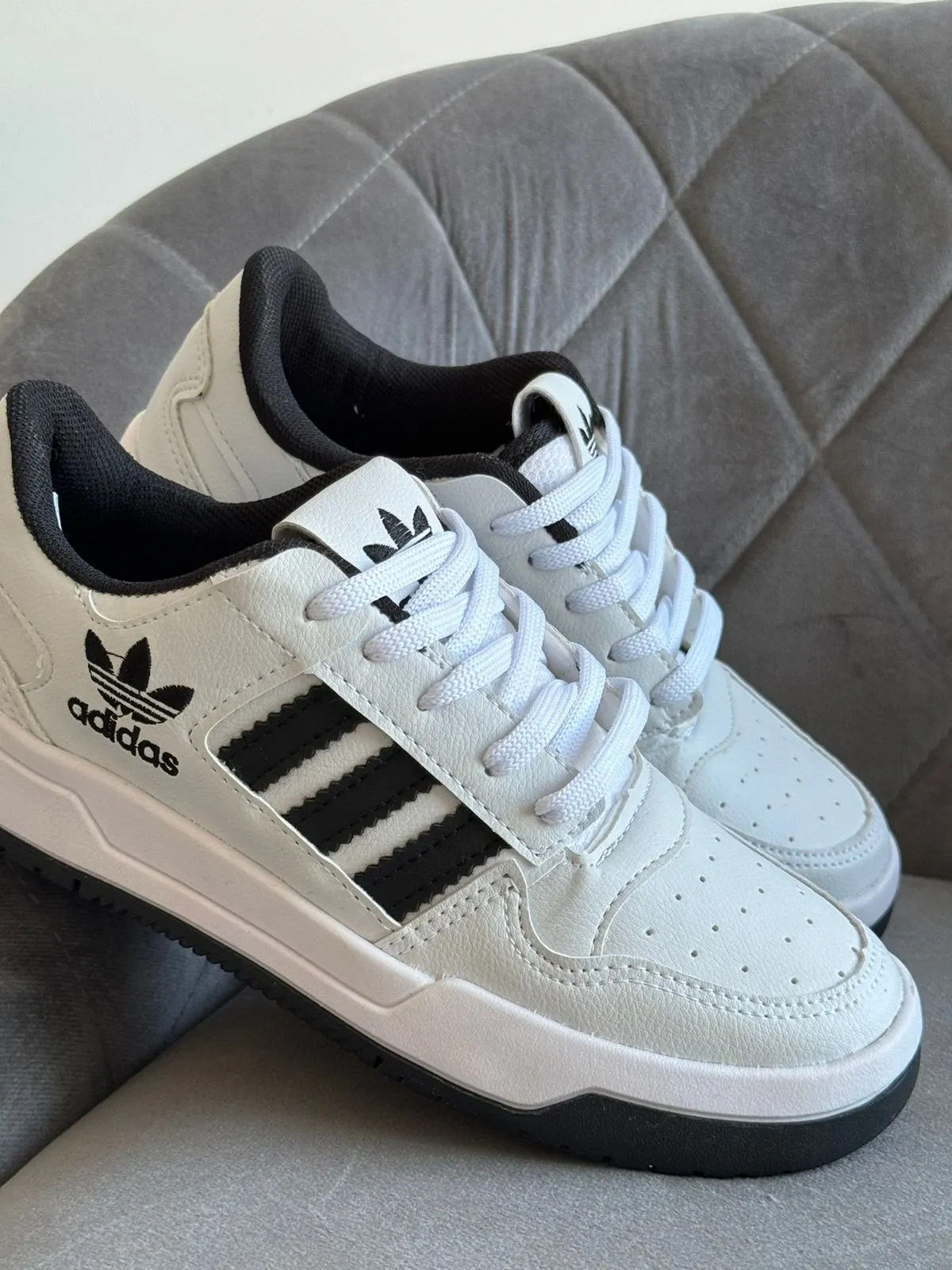 Adidas Fórum branco e Preto