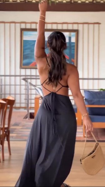 Vestido Longo Preto com Decote e Abertura Frontal Elegância