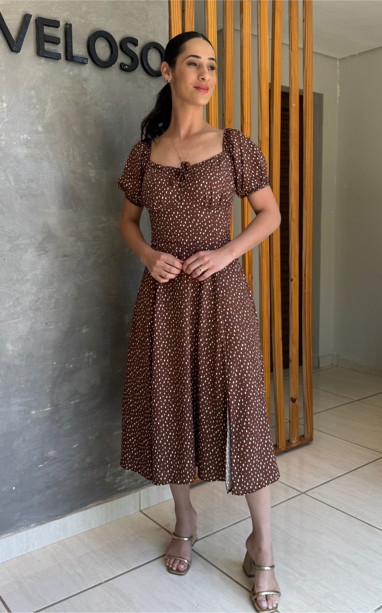 Vestido Midi com Fenda Manga Princesa Estampa Poa/Camponesa