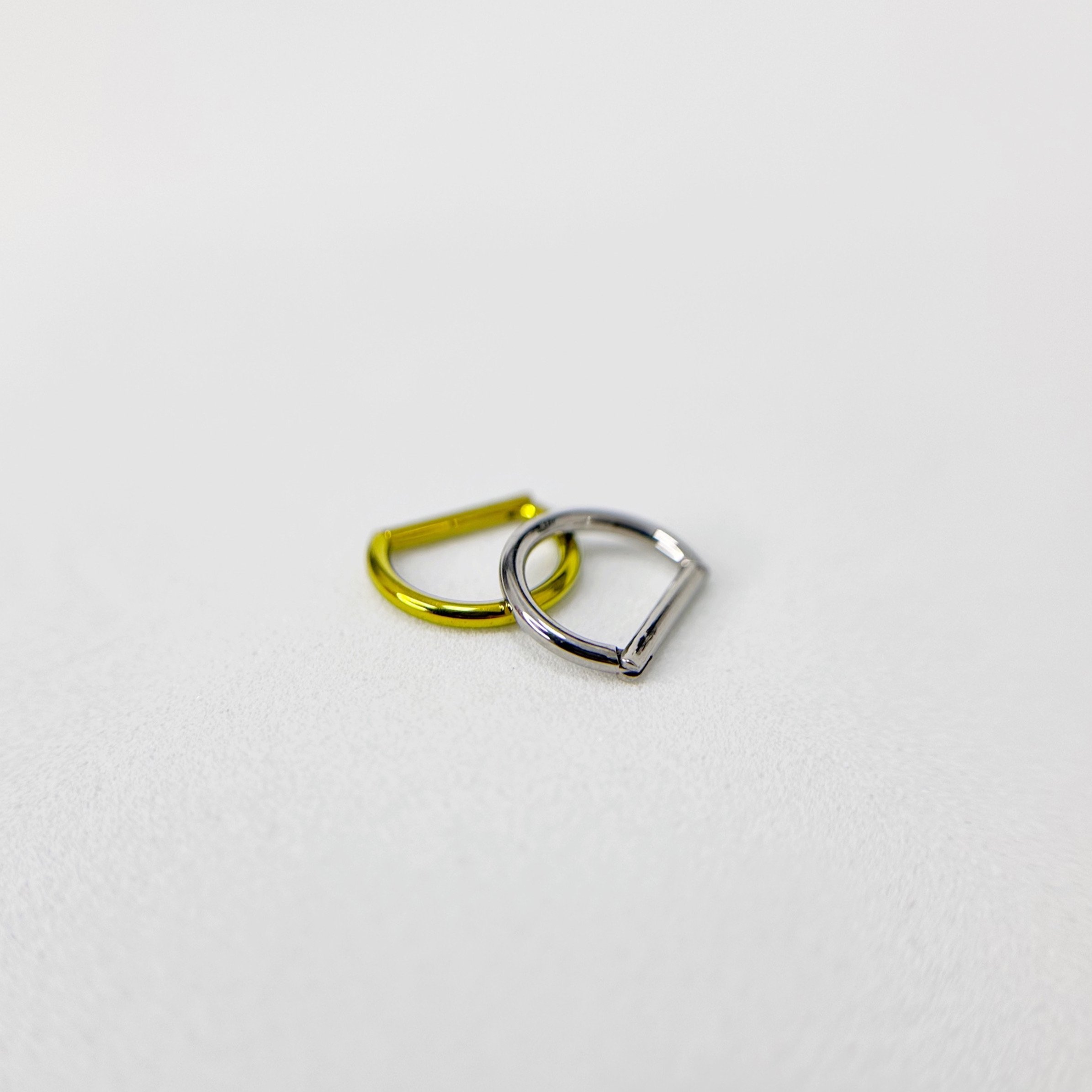 Piercing Argola D-Ring Lisa (8mm) - Titânio | Amo Piercing