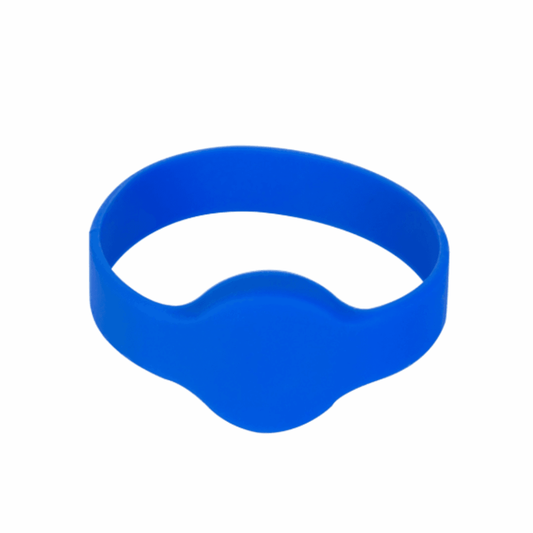 Pulseira RFID azul de silicone sendo apresentada.