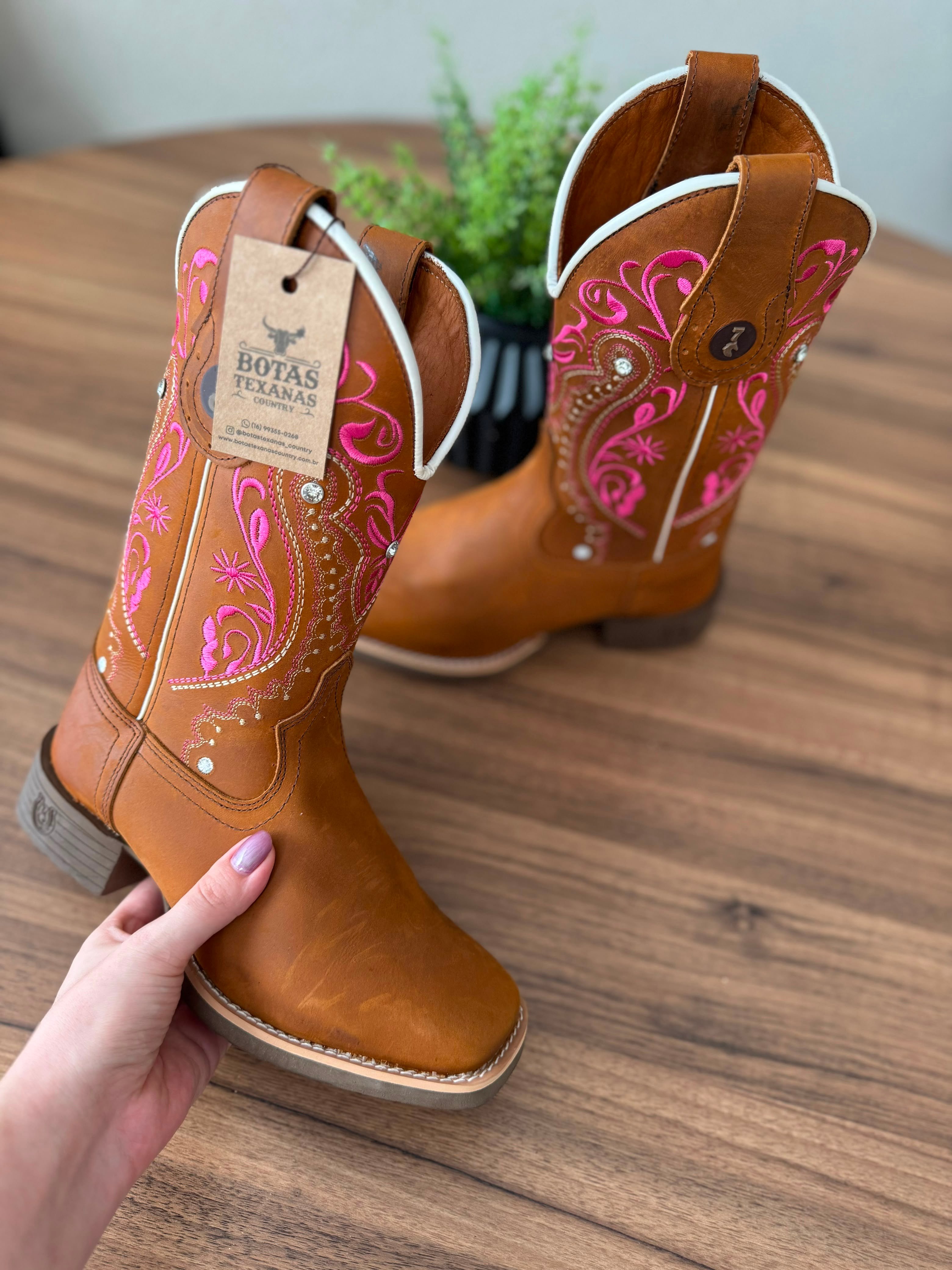 Texana Alice - Couro Fóssil Havana/Bordado Tribal Rosa c/ Strass