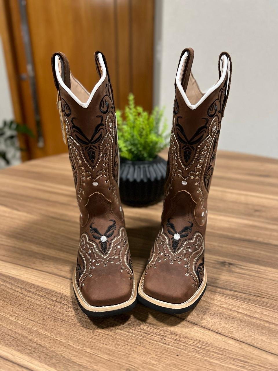 Texana Alice - Couro Horse Nescau/Bordado Tribal Preto com metais