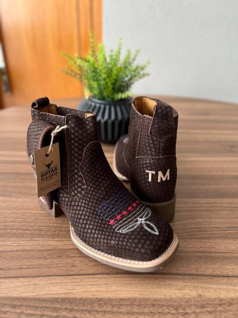 Botina Henrique com Kit Canivete Couro Nobuck Tilápia Marrom/ Bordado  Florão Americano