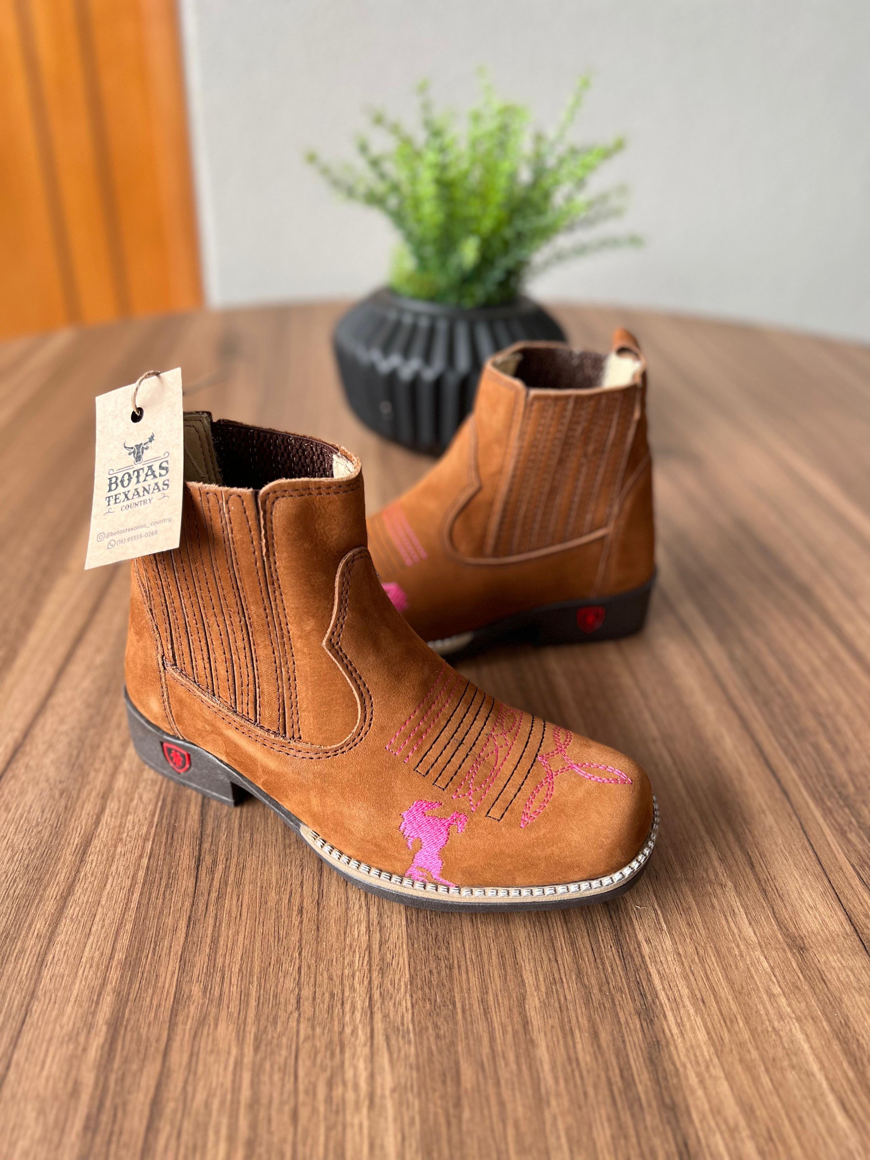 Botina Elisa Infantil - Couro Nobuck Castor/Bordado Cavalo Rosa