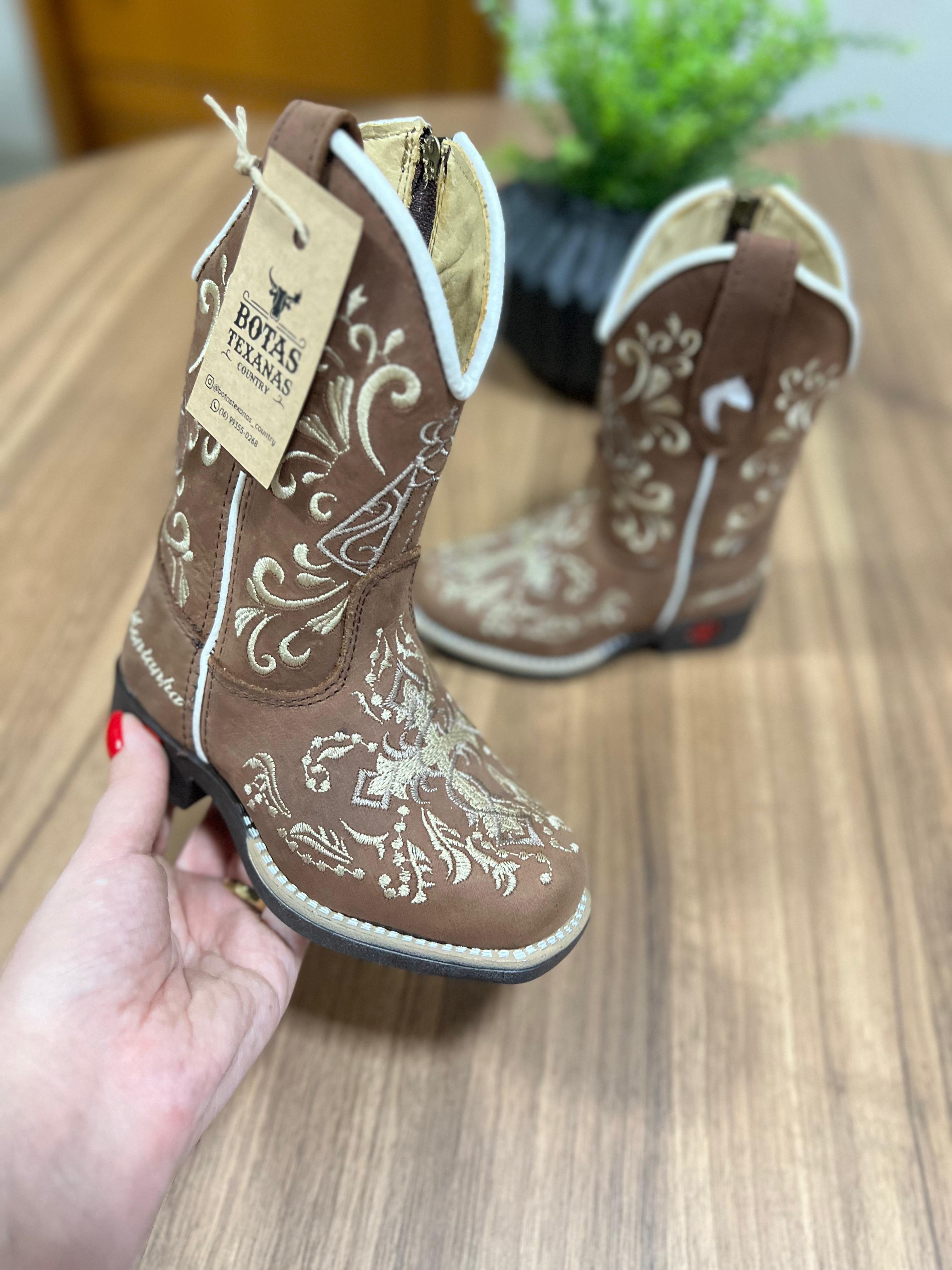 Texana Maria Infantil - Couro Off-Horse Nescau/Bordado Cruz e Padroeira Marrom Ramos Bege