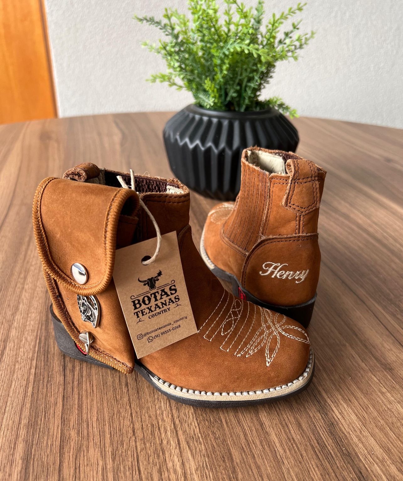 Botina Henry Infantil com kit canivete - Couro Nobuck Castor/Bordado Florão