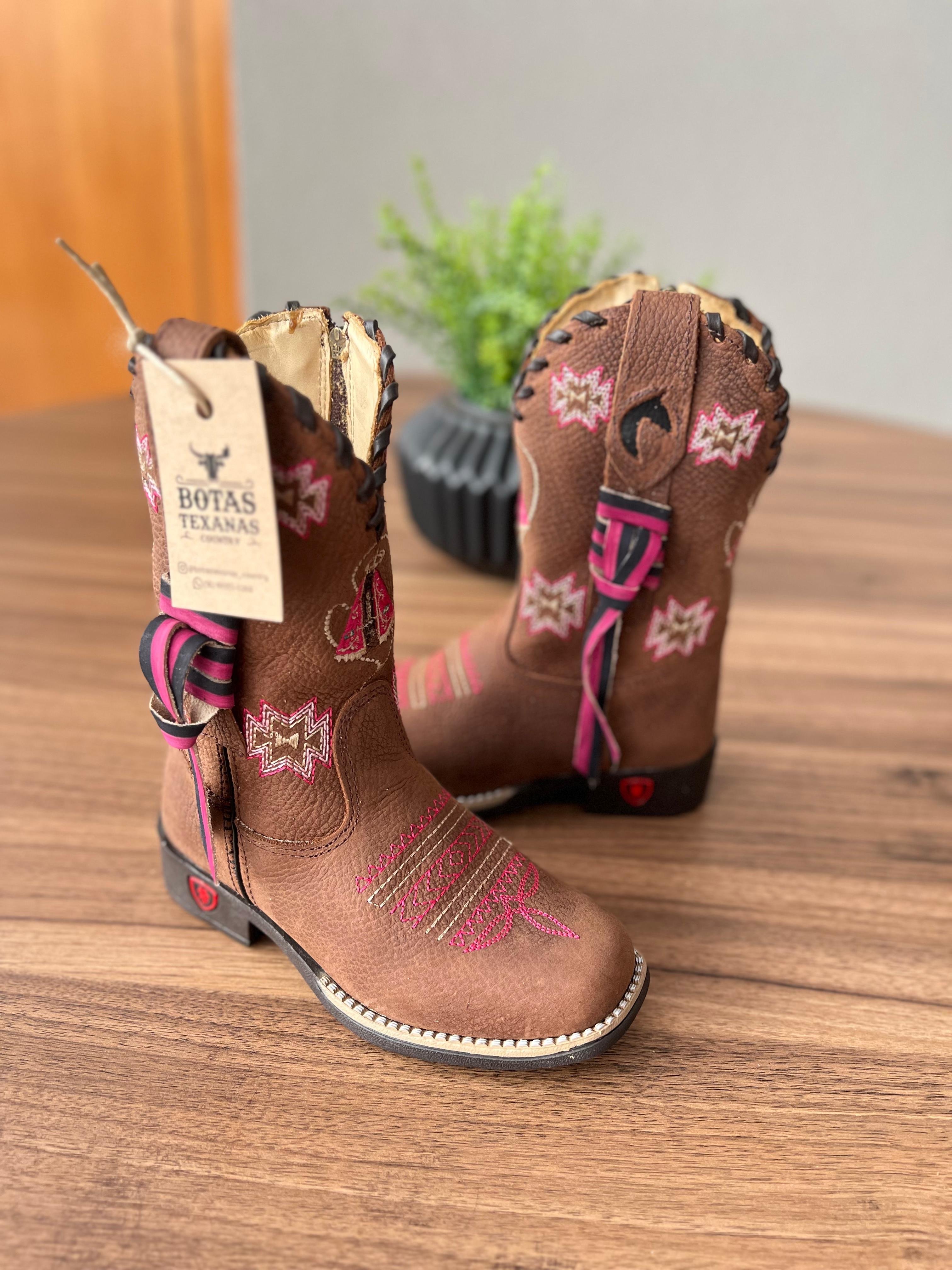 Texana Zoe Infantil - Couro Horse Nescau Chapado/Bordado Padroeira Rosa com Trice