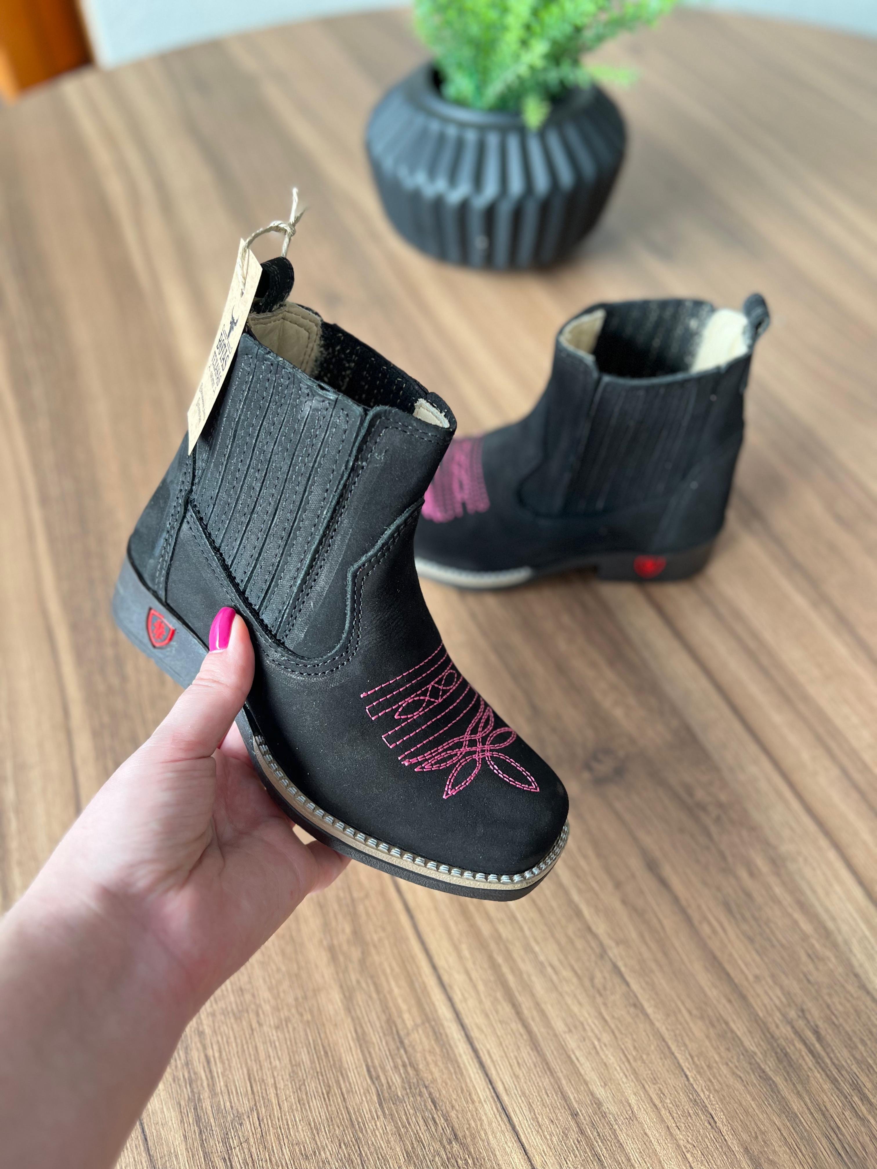 Botina Lavínia Infantil - Couro Nobuck Preto/Bordado Florão Rosa