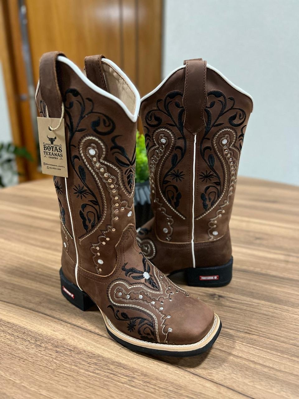 Texana Alice - Couro Horse Nescau/Bordado Tribal Preto com metais