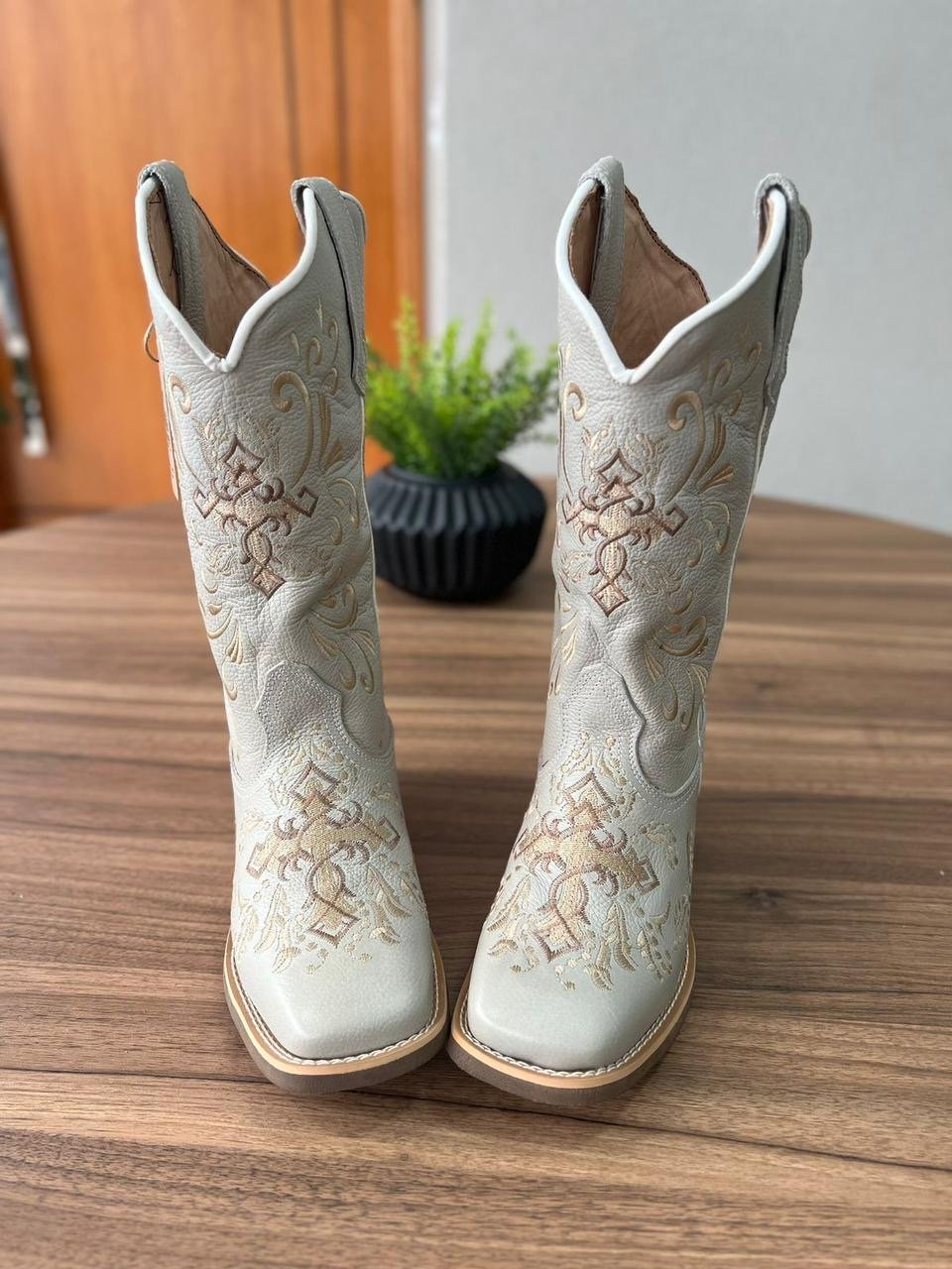 Texana Isabela - Couro Off-White/Bordado Cruz Bege