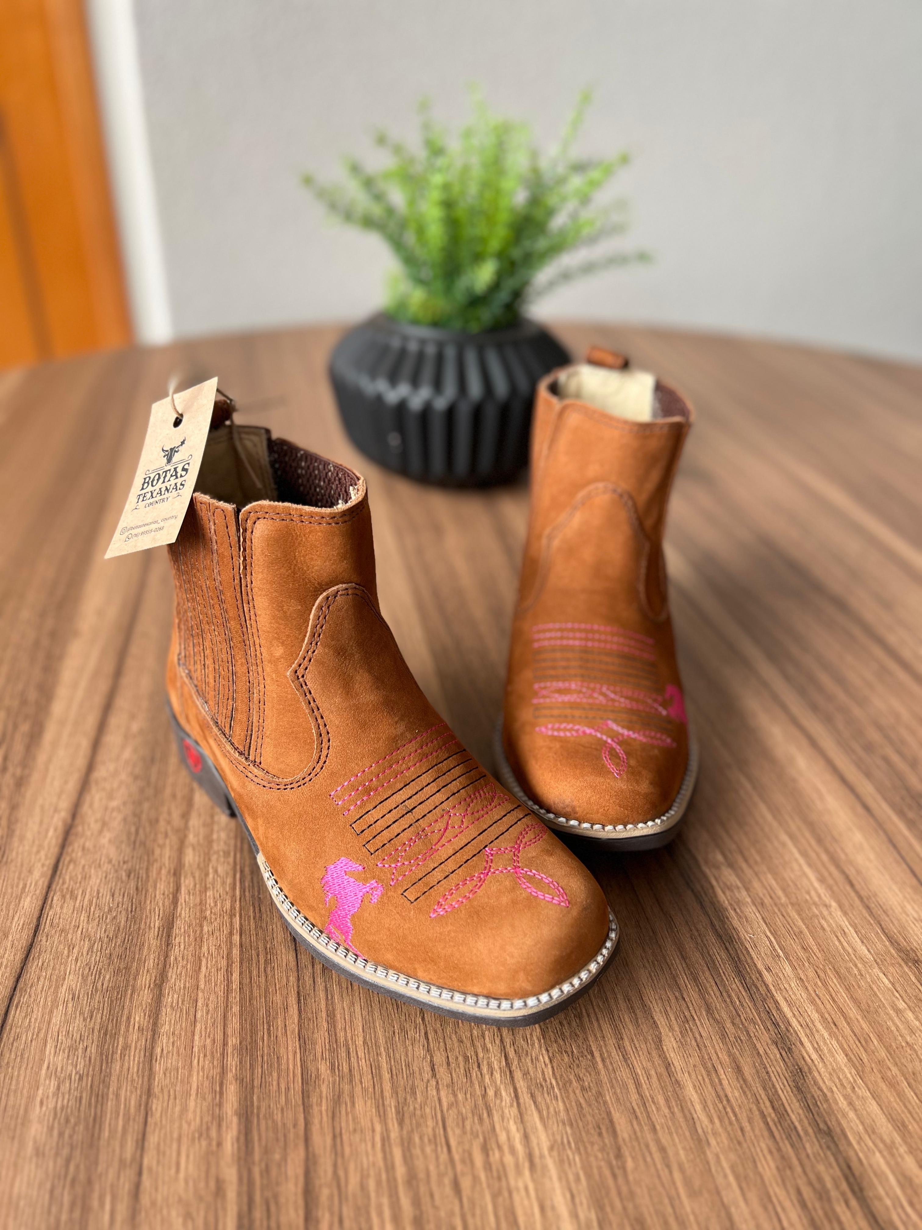Botina Elisa Infantil - Couro Nobuck Castor/Bordado Cavalo Rosa