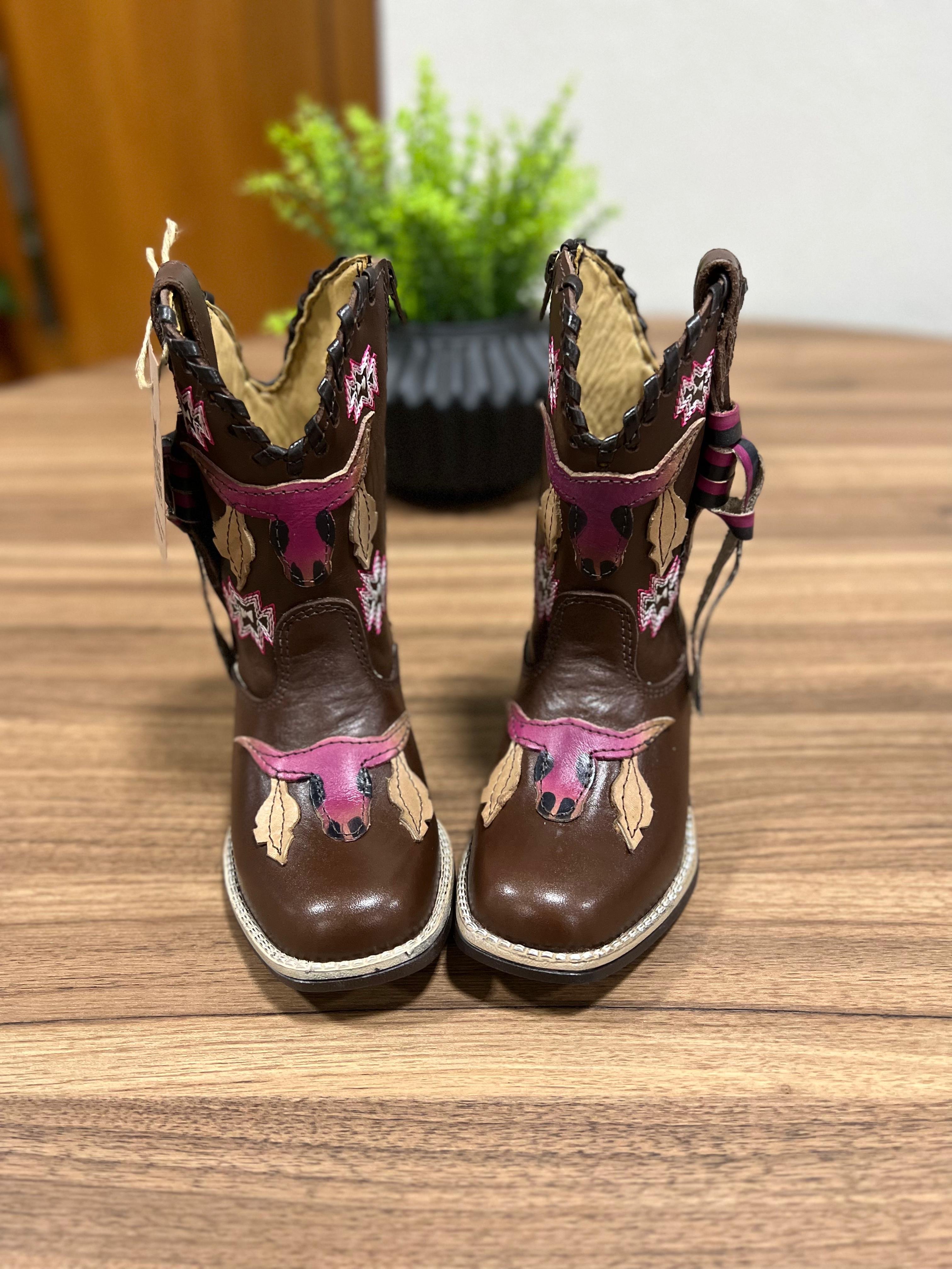Texana Pietra Infantil - Couro Látego Marrom/Bordado Touro 3D Rosa