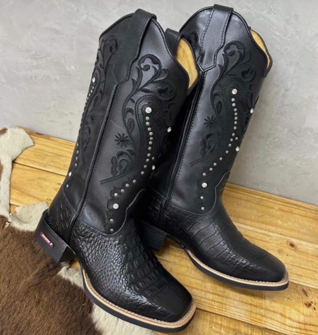 Texana Alice - Couro Látego e Jacaré Preto/Bordado Triba Preto com Metais e Strass
