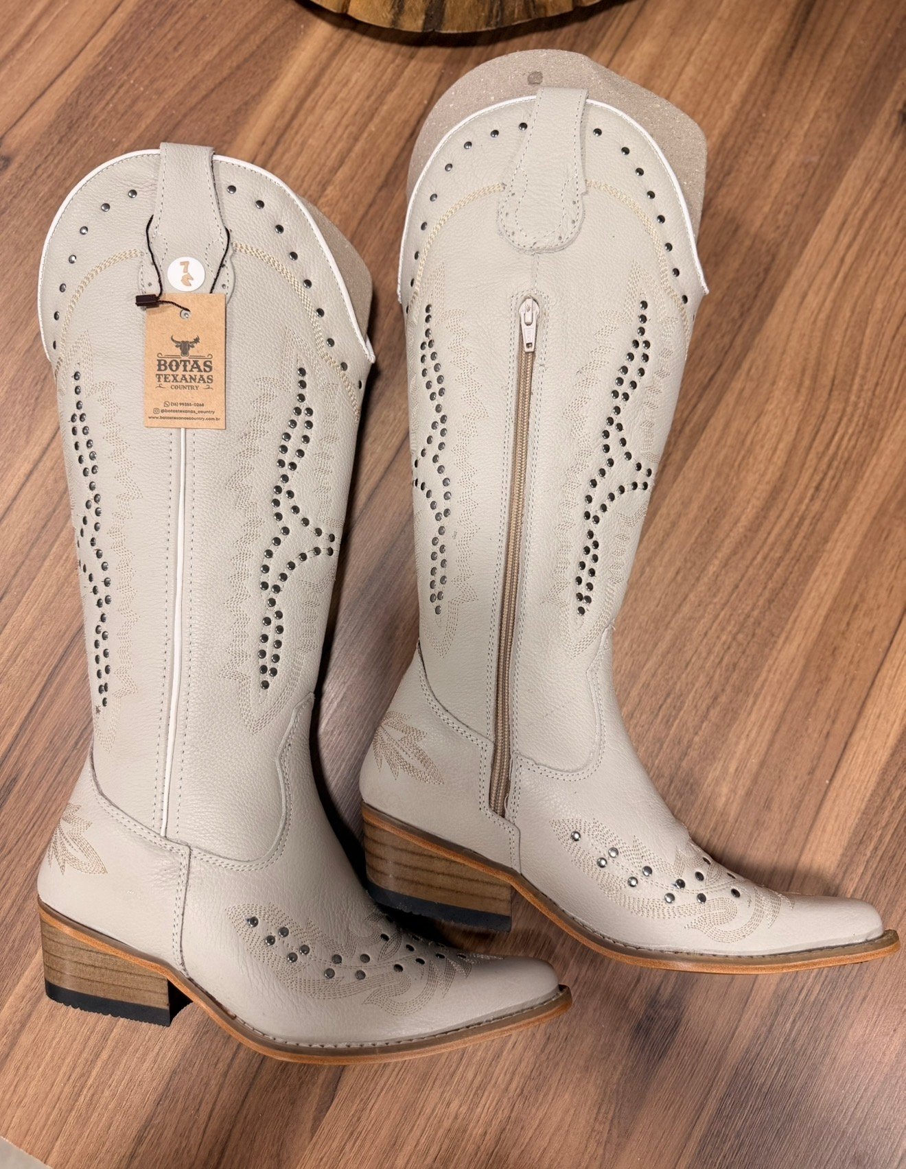 Texana West (Over) - Couro Off-White/Bordado Ramos Bege c/ Metais