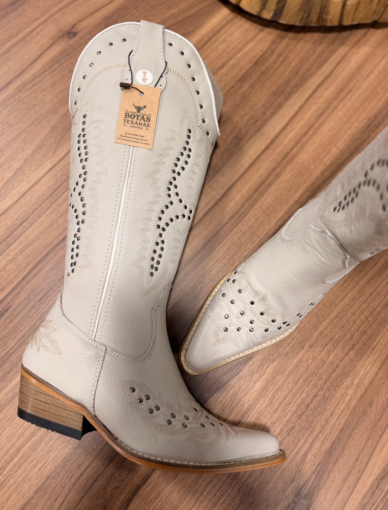 Texana West (Over) - Couro Off-White/Bordado Ramos Bege c/ Metais