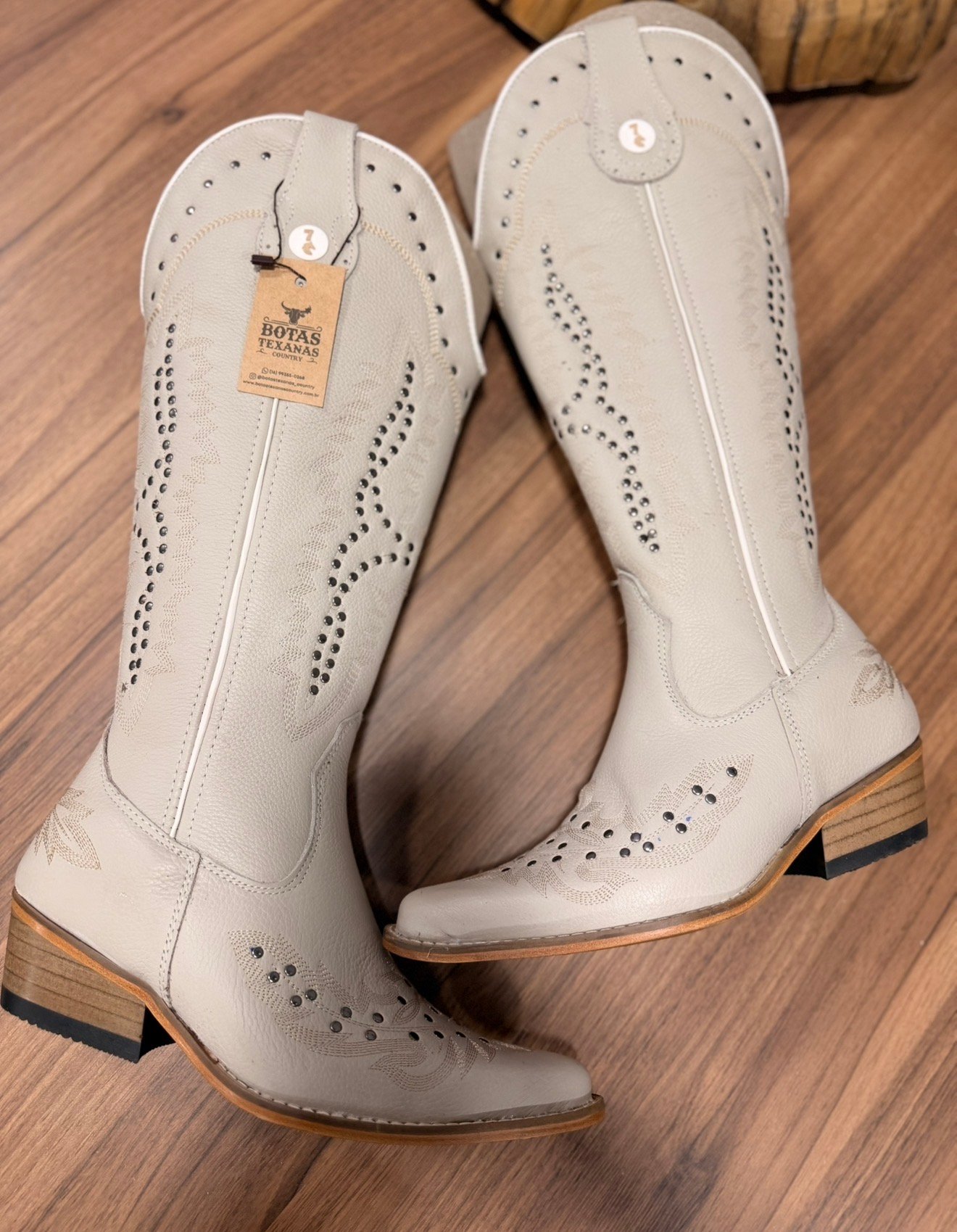 Texana West (Over) - Couro Off-White/Bordado Ramos Bege c/ Metais