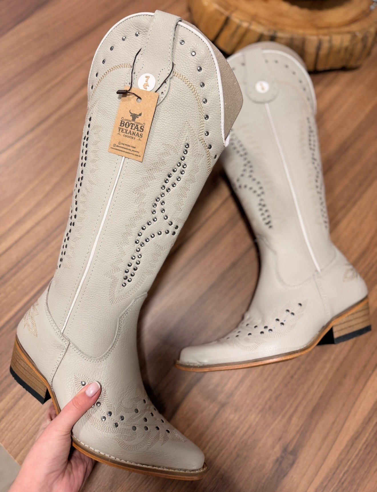 Texana West (Over) - Couro Off-White/Bordado Ramos Bege c/ Metais