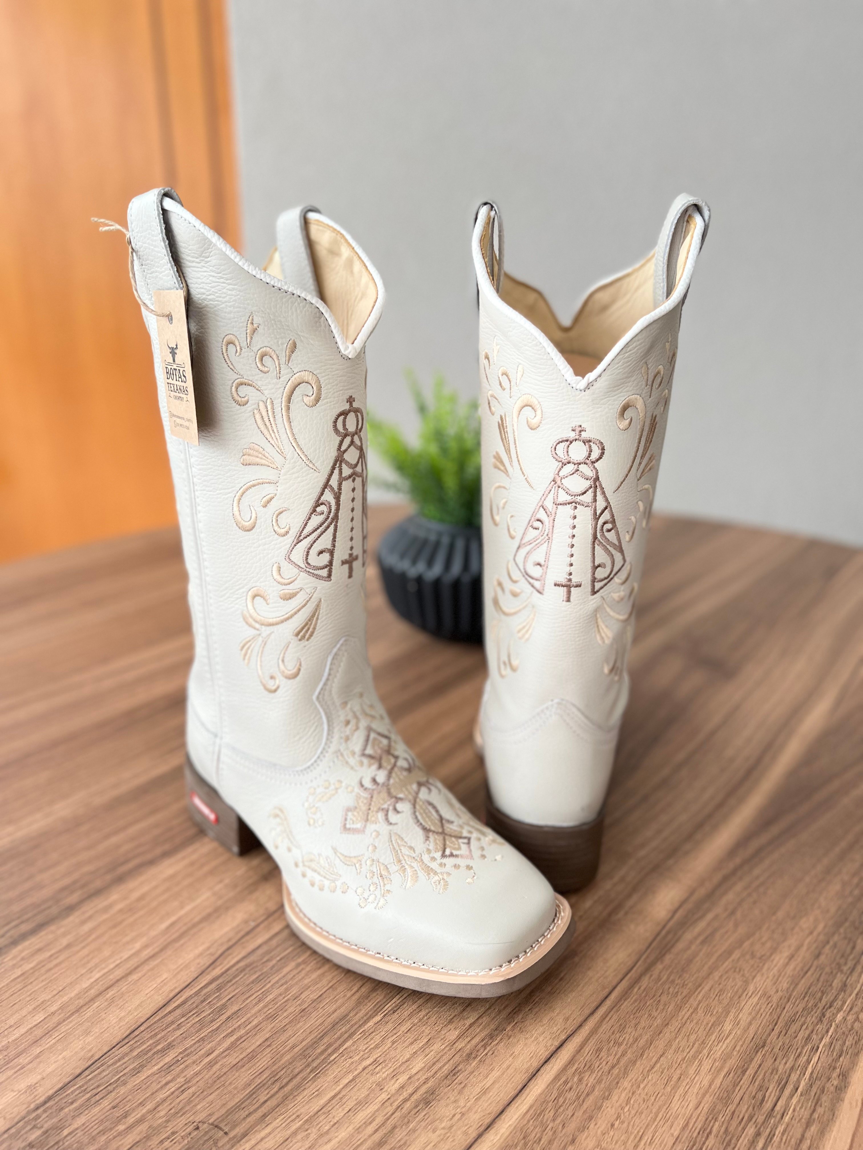 Texana Maria - Couro Off-White/Bordado Padroeira