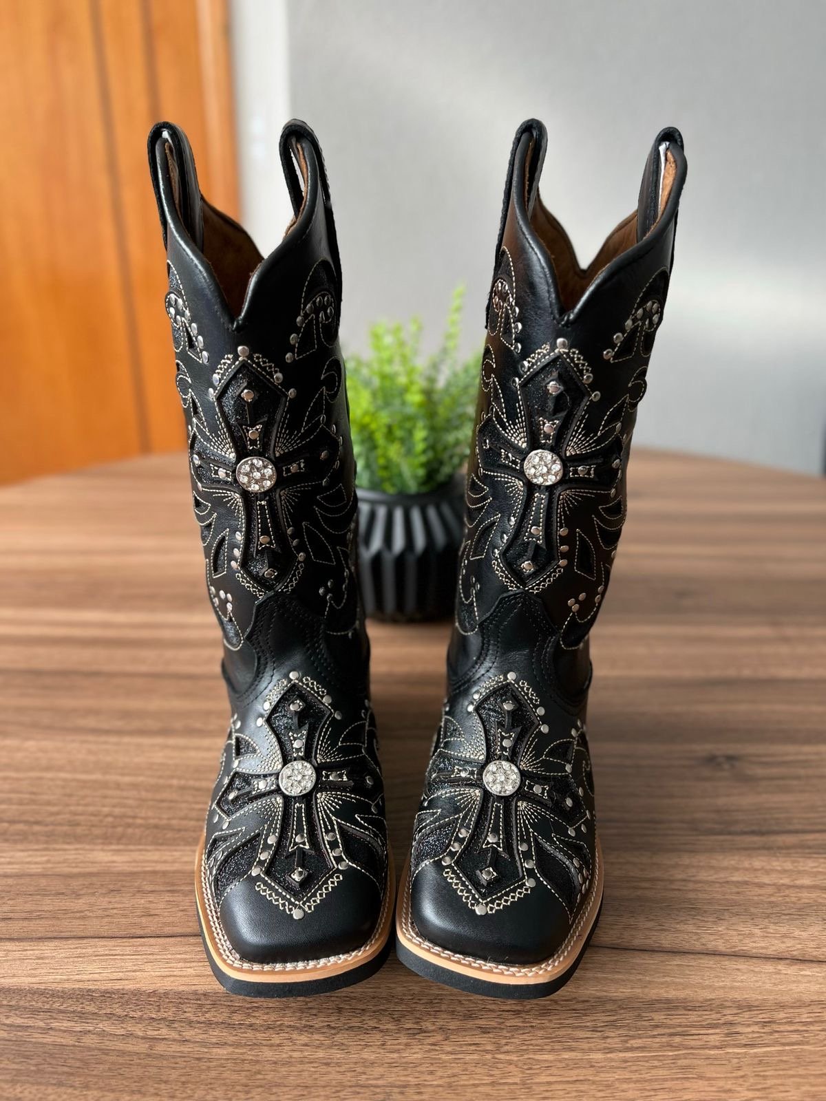 Texana Amora 2.0 - Couro Látego Preto/Laser Bordado Cruz Glitter Preto