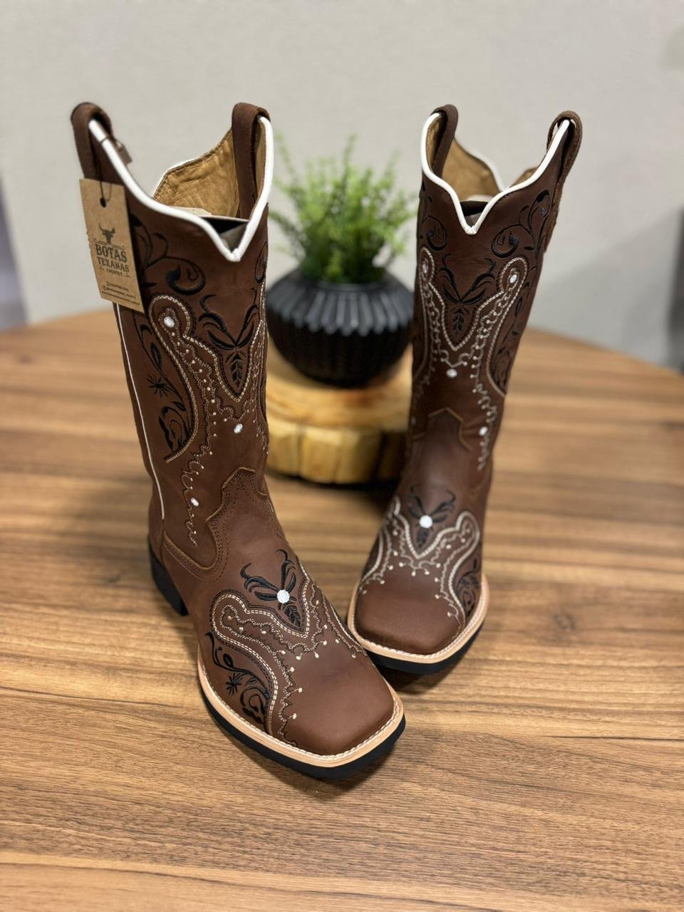 Texana Alice - Couro Horse Nescau/Bordado Tribal Preto