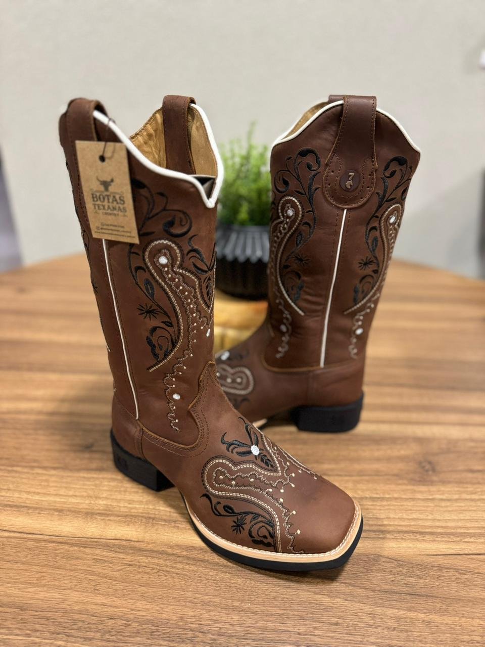 Texana Alice - Couro Horse Nescau/Bordado Tribal Preto