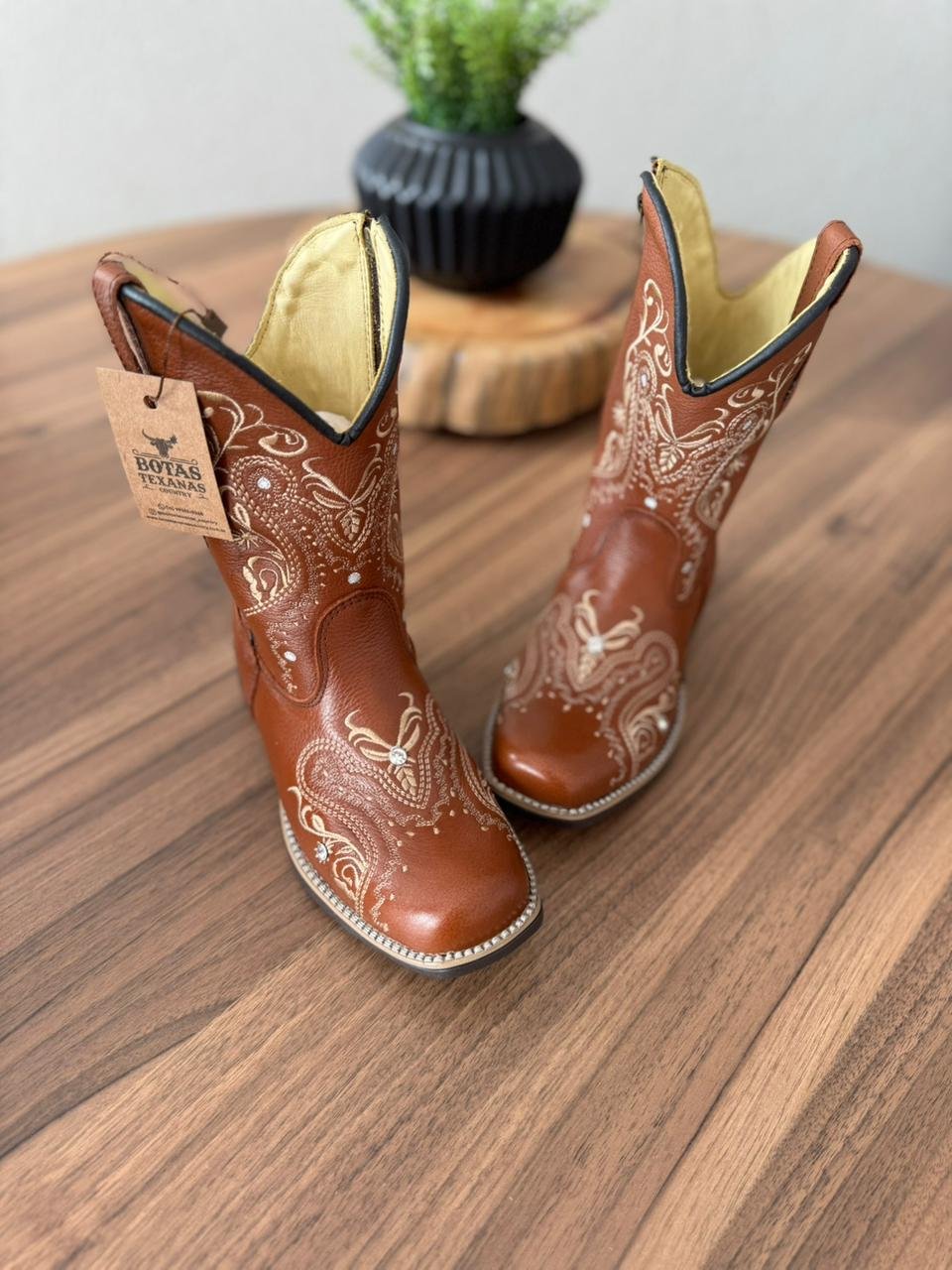 Texana Alice Infantil - Couro Mustang/Bordado Tibal Bege com Strass