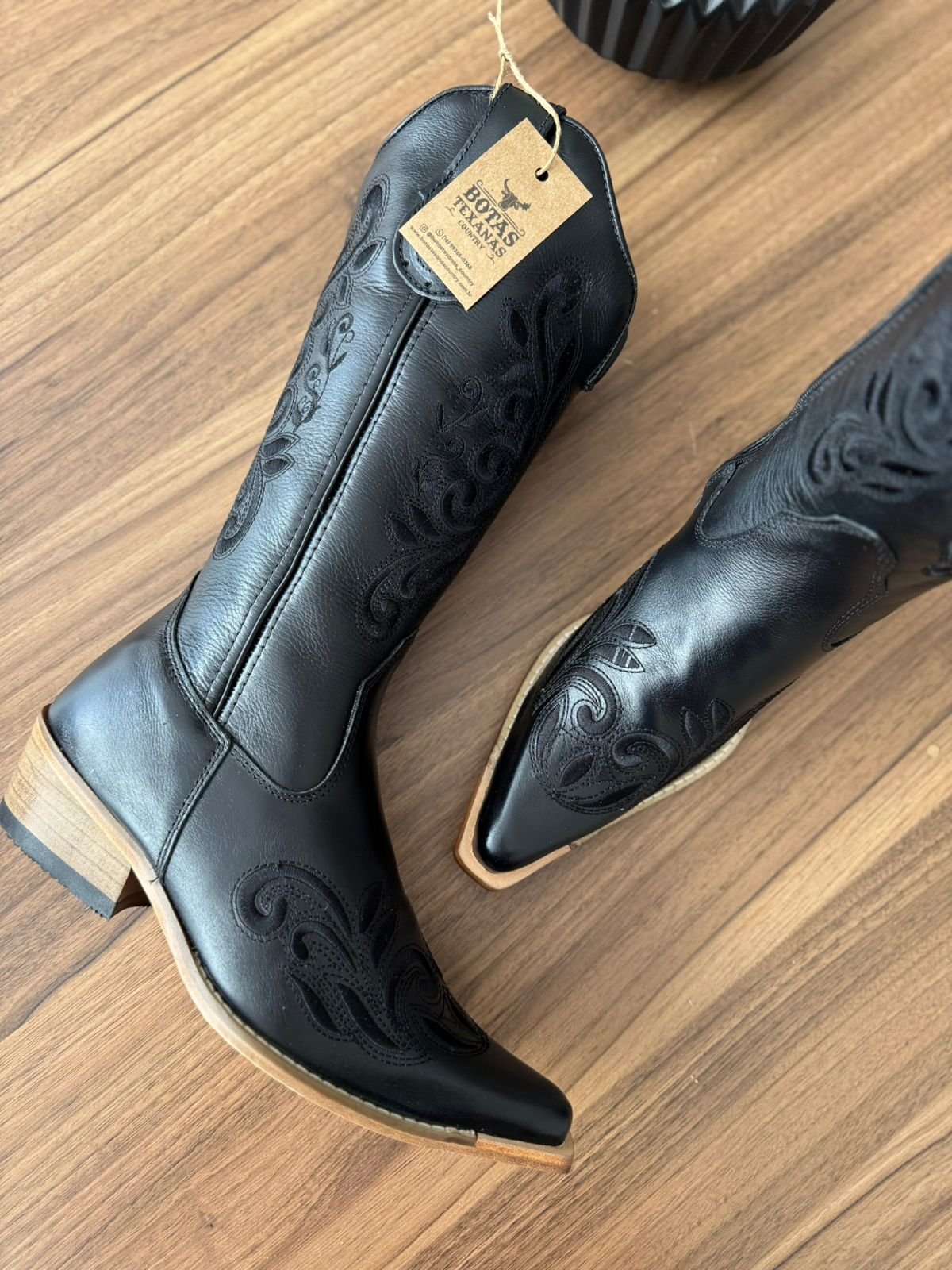 Texana Geovana (Perfilado) - Couro Látego Preto/Bordado Ramos Preto 