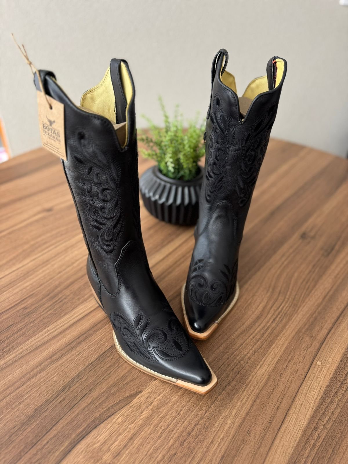Texana Geovana (Perfilado) - Couro Látego Preto/Bordado Ramos Preto 