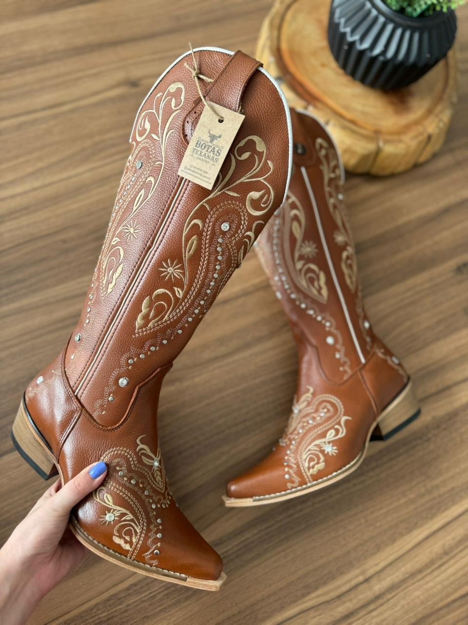 Texana Alice (Over) - Couro Mustangue/Bordado Tribal Bege c/ Metais e Strass