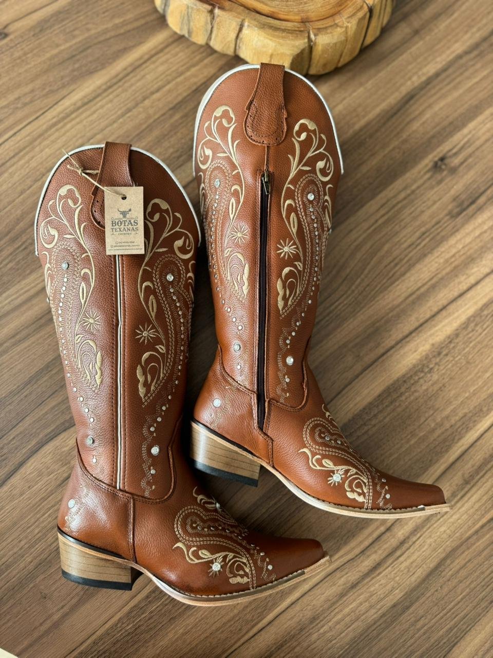 Texana Alice (Over) - Couro Mustangue/Bordado Tribal Bege c/ Metais e Strass