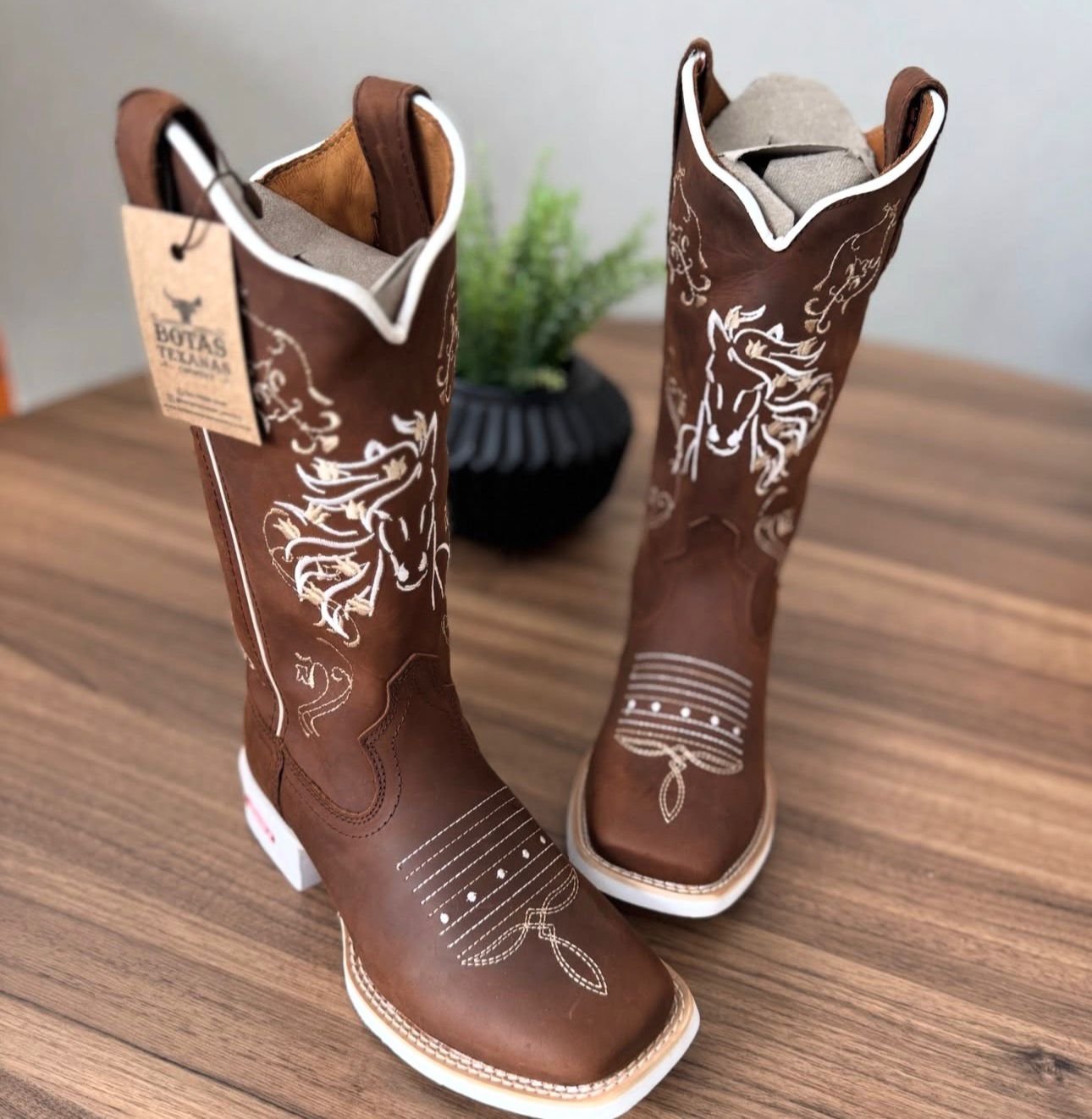Texana Julia - Couro Horse Nescau/Bordado Cavalo Branco e Bege