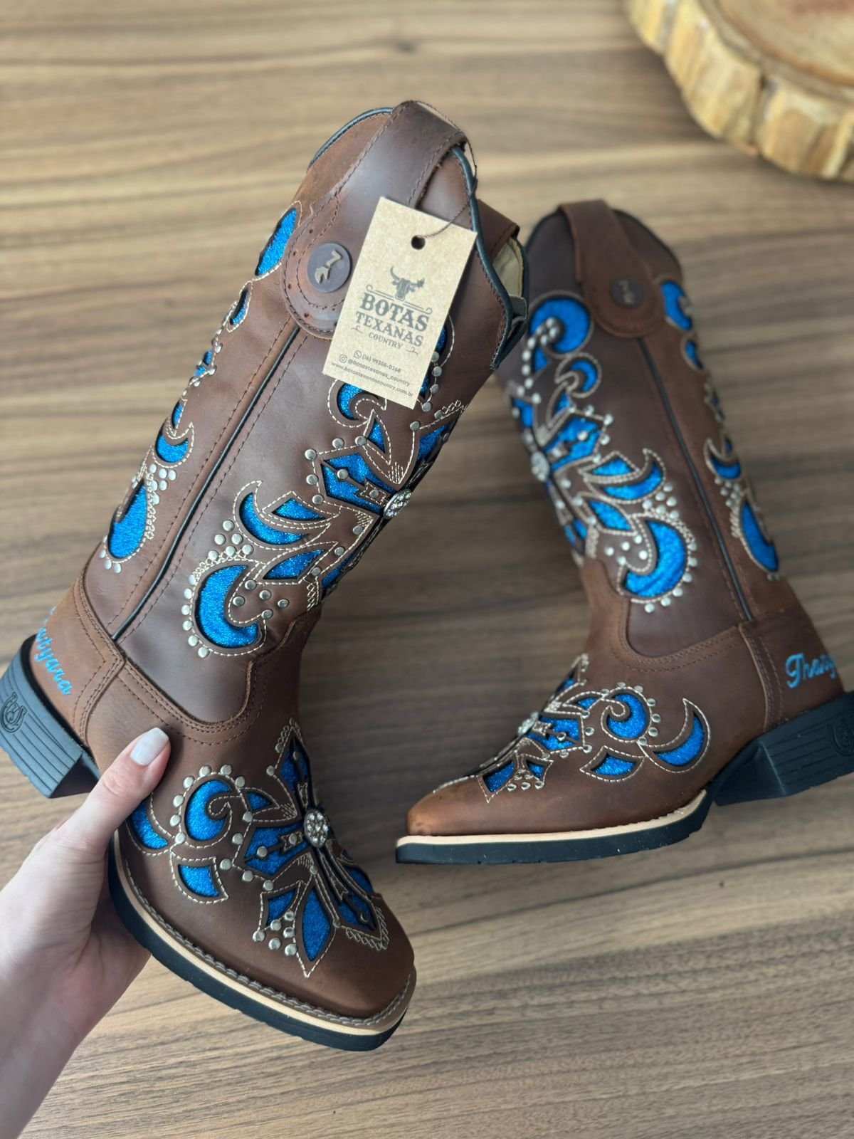 Texana Amora 2.0 - Couro Horse Nescau/Laser Bordado Cruz Glitter Azul