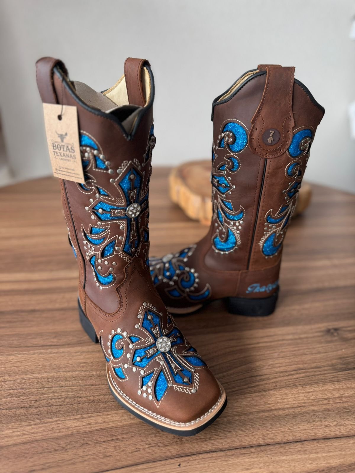 Texana Amora 2.0 - Couro Horse Nescau/Laser Bordado Cruz Glitter Azul