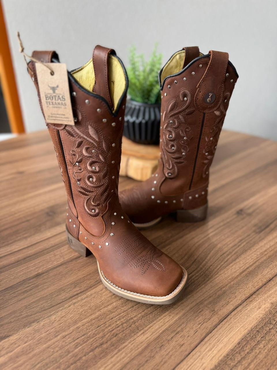 Texana Geovana - Couro Horse Nescau/Bordado  Ramos Marrom c/ Metais 