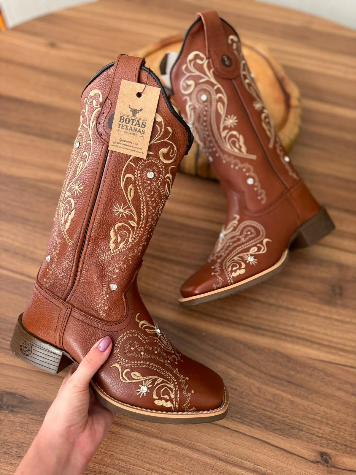 Texana Alice - Couro Mustang/Bordado Tibal Bege com Strass