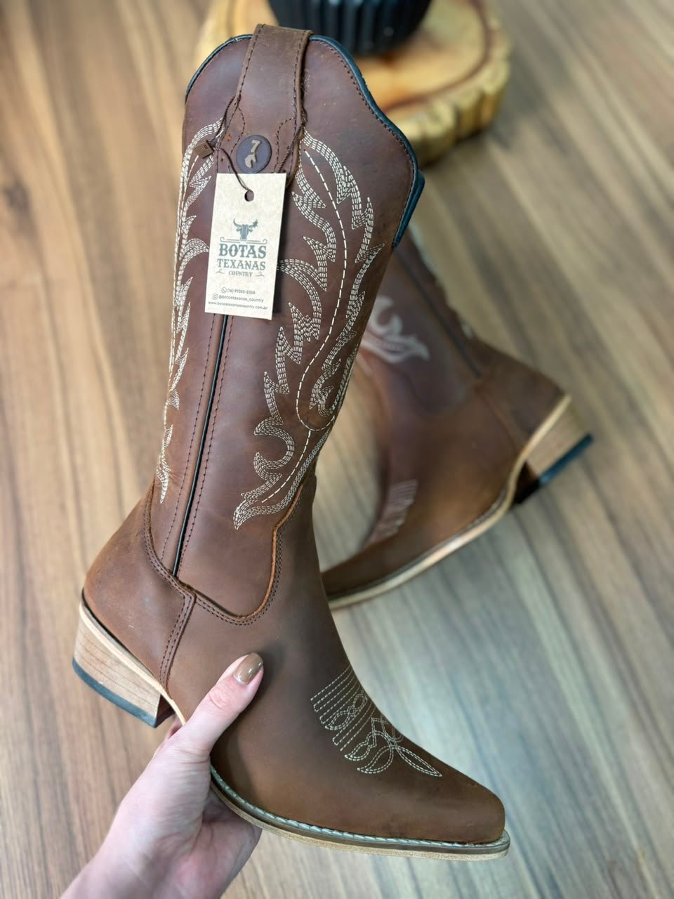 Texana Sara - Couro Horse Nescau/Bordado Bege