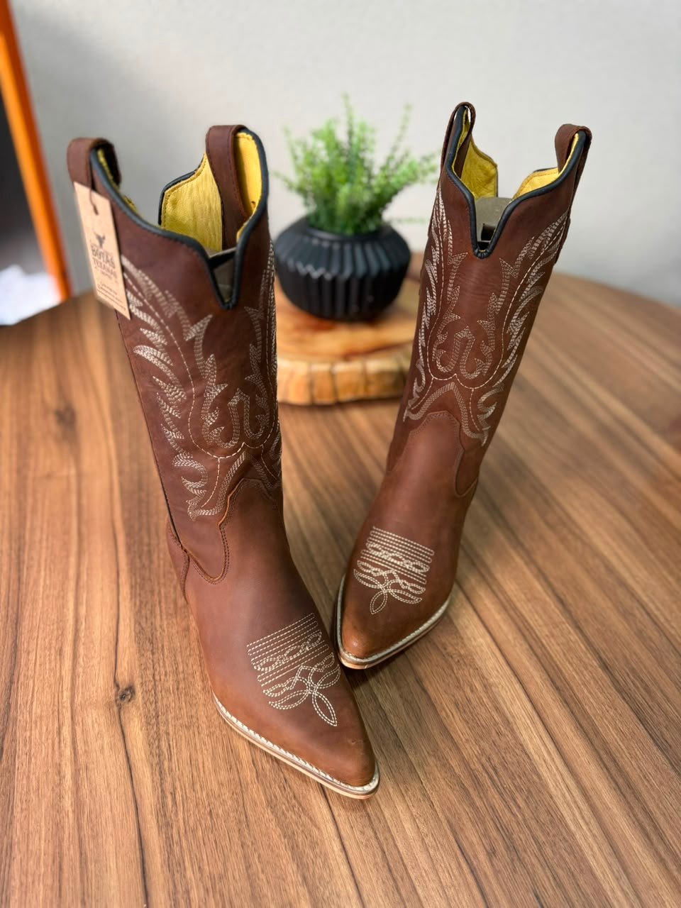Texana Sara - Couro Horse Nescau/Bordado Bege